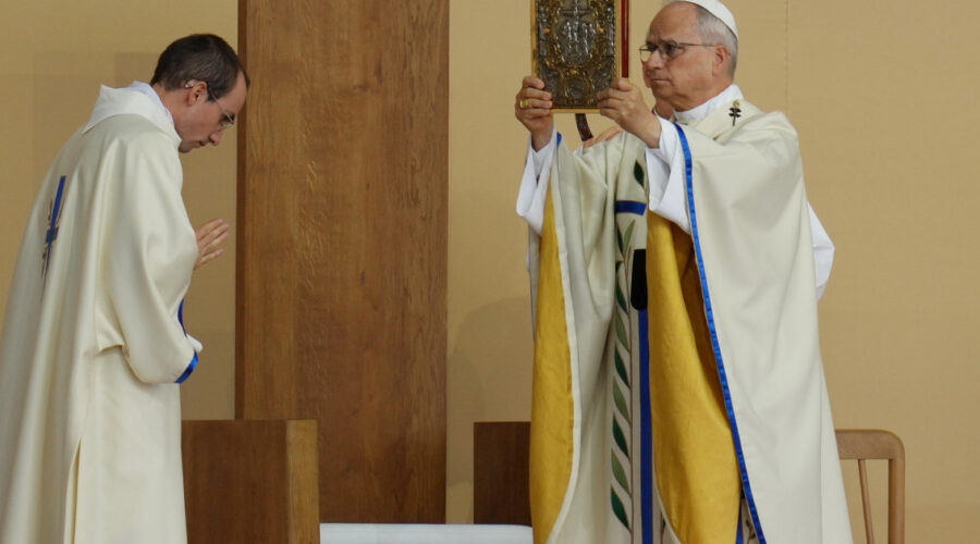 (Foto) Newsmax Balkans u Parizu, papa služio misu pred 800.000 vernika: “Najmasovniji skup katolika u Francuskoj”