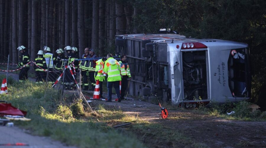 Prevrnuo se autobus pun turista, ima mrtvih! Putovali na Oktoberfest, pa sleteli sa auto-puta, policija na sve strane! Horor scena u Bavarskoj! (foto)