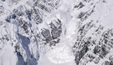 Najmanje 10 nepalskih alpinista nestalo nakon lavine u kampu na Himalajima