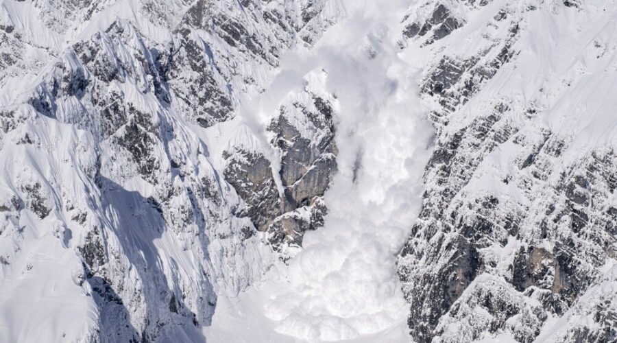 Najmanje 10 nepalskih alpinista nestalo nakon lavine u kampu na Himalajima