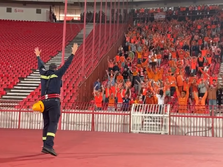 Ovo niste videli u TV prenosu! Vatrogasac prišao kavezu, Holanđani prihvatili igru – usledio šou za pamćenje! (video)