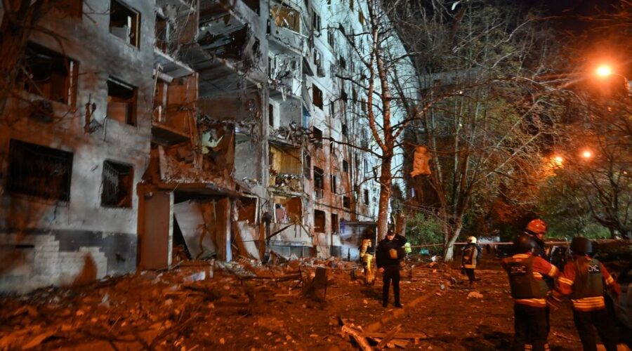 Klizna bomba direktno pogodila stambenu zgradu u Harkovu! Ruski napad u zoru, strašne scene u drugom najvećem gradu Ukrajine, paklena noć u Kijevu (foto, video)