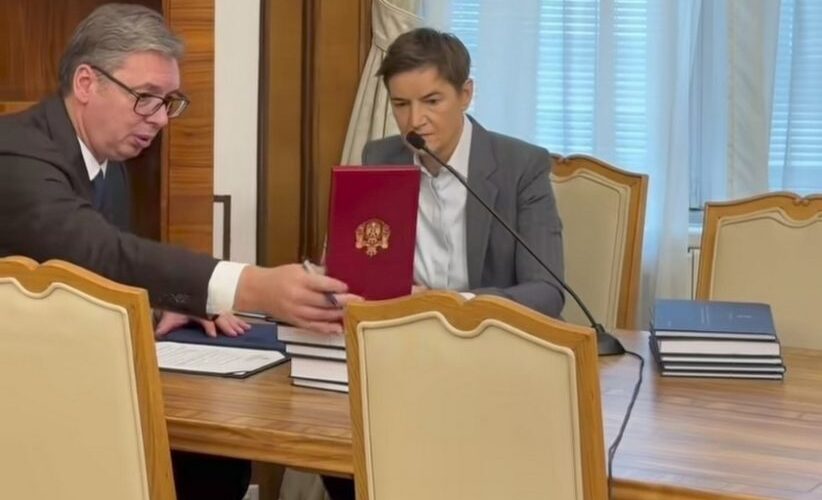 Vučić predao dužnost predsednika Ani Brnabić