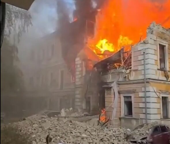 Rusi gađali centar Kijeva, ima mrtvih i ranjenih! Zgrada Akademije nauka razneta dronom, bukti požar, krhotine na sve strane, Zelenski najavio osvetu! (video)
