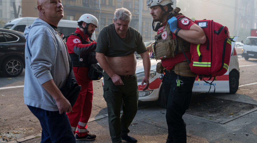 (Foto) Vazdušni napad u Kijevu: Poginula žena, ranjeno 19 ljudi, među njima troje dece