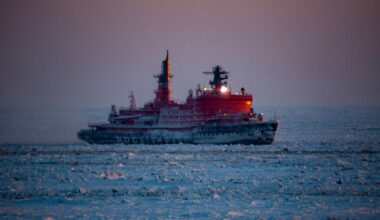 Brodovi Severne flote probili se kroz ledeni Šokaljski moreuz