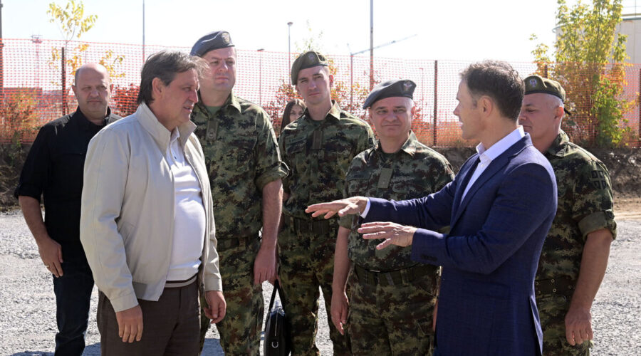 “Dve stotine radnika danonoćno radi na ovome” Siniša Mali i Bratislav Gašić na gradilištu u Surčinu: Muzej vazduhoplovstva biće kompletno obnovljen do maja foto