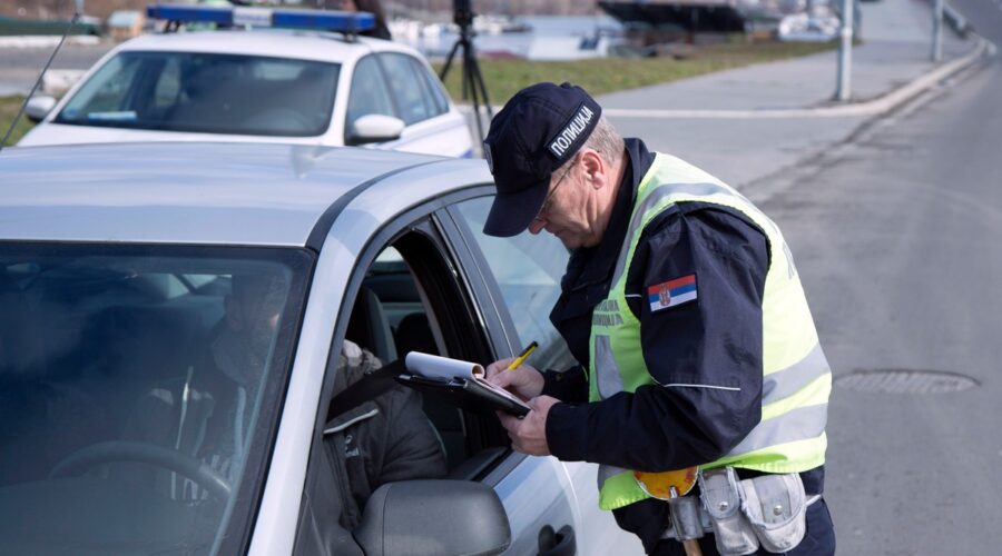 30 kilometara na sat od 7 do 21! Vozači, oprez, od danas važe posebna pravila u saobraćaju, policija proverava 4 ključne stvari u zonama škola