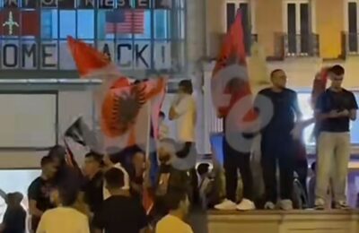 ALBANCI PROTESTOVALI I U TRSTU: Skandirali Tačiju i ostalim osuđenim zločincima OVK-a, skup organizovan preko TikToka!