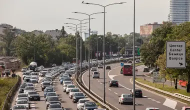 AMSS: Saobraćaj umerenog intenziteta, zadržavanja na granici za teretna vozila