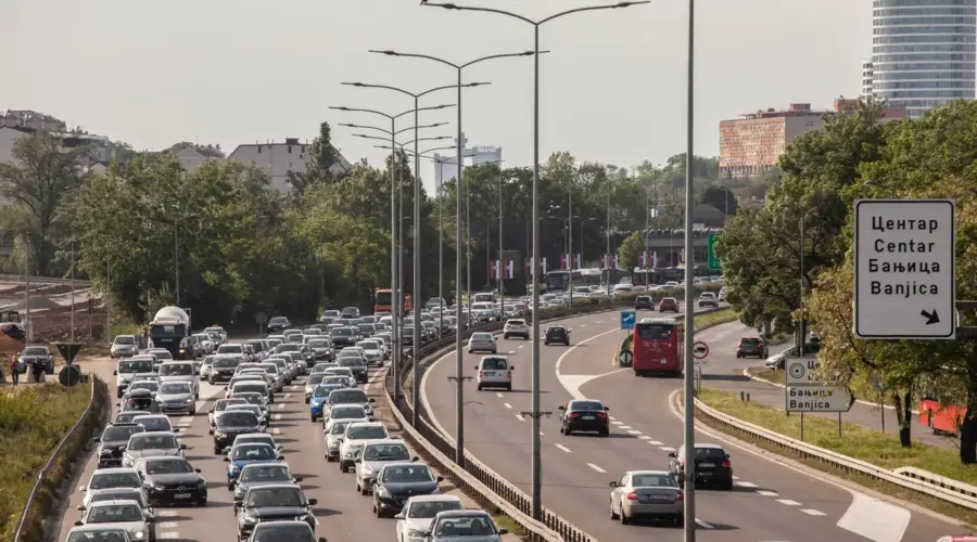 AMSS: Saobraćaj umerenog intenziteta, zadržavanja na granici za teretna vozila