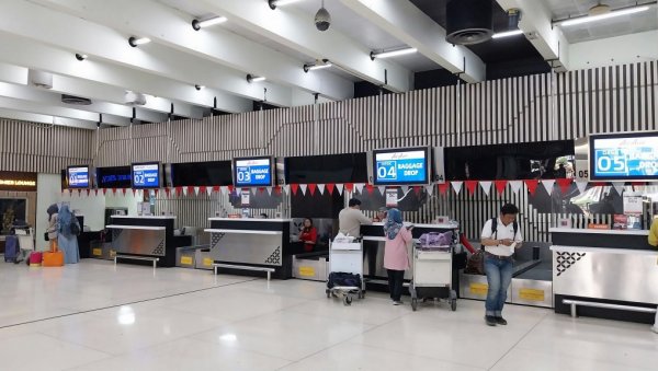 АНАК КРАКАТАУ ОД ЈУТРОС ЕРУПТИРАО ТРИ ПУТА: Аеродром у Џакарти поново отворен, три остају затворена
