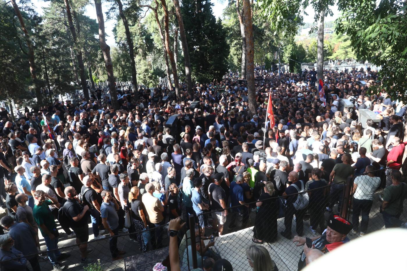 arhiv-javnih-skupova:-16.000-ljudi-prisustvovalo-sahrani-ratka-mladica arhiv-javnih-skupova:-16.000-ljudi-prisustvovalo-sahrani-ratka-mladica