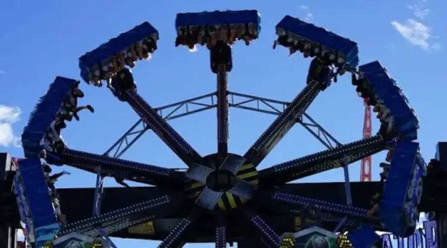Atrakcija otkazala usred vožnje na Oktoberfestu : Putnici visili naglavačke | Srpska dijaspora