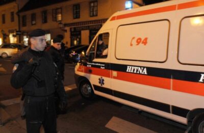 Auto sleteo s puta, završio pod tribinama stadiona, dvoje povređenih