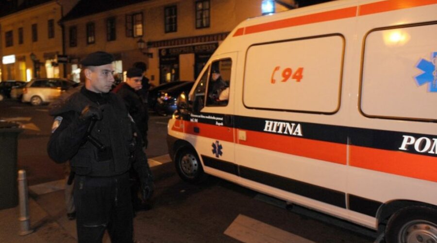 Auto sleteo s puta, završio pod tribinama stadiona, dvoje povređenih