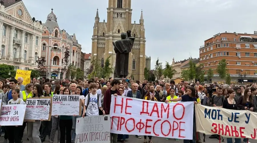 BLOG Veliki broj građana na protestu zbog otkaza profesorima u Jovinoj gimnaziji: Đaci pevali himnu