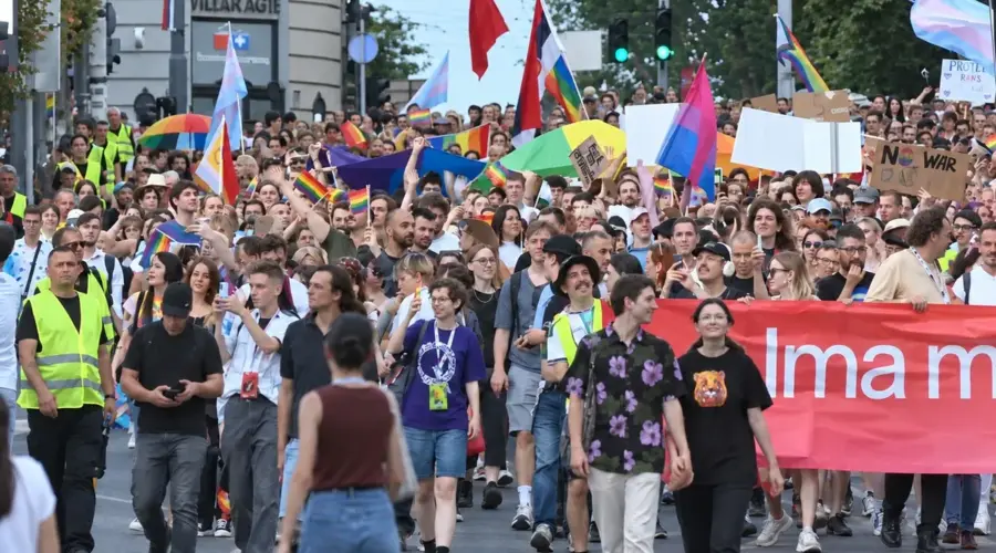 (BLOG) Završena Prajd šetnja nakon manjih incidenata, za kraj muzički program u parku Manjež