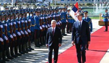 “Beograd danas ima veliku čast” Vučić ugostio predsednika Uzbekistana: Uručio mu orden Republike Srbije na velikoj ogrlici i poklonio knjigu (video)