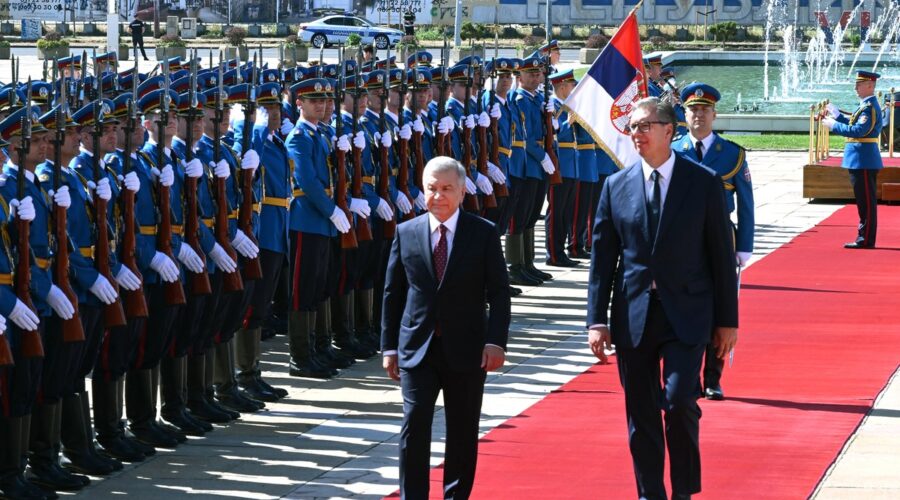 “Beograd danas ima veliku čast” Vučić ugostio predsednika Uzbekistana: Uručio mu orden Republike Srbije na velikoj ogrlici i poklonio knjigu (video)