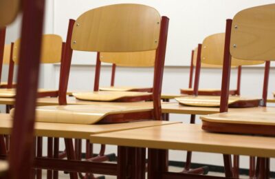 ĐACI OSTAJU KOD KUĆE: Škole u Gračanici danas prelaze na onlajn nastavu putem digitalnih platformi!