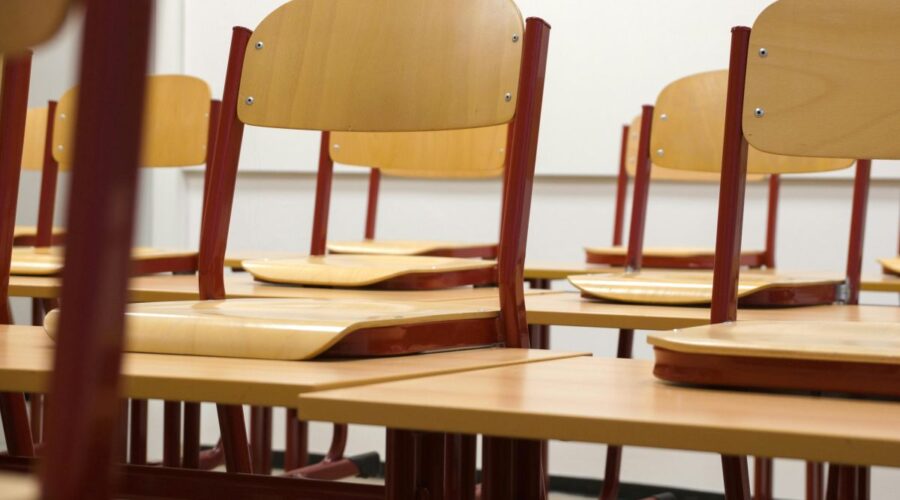 ĐACI OSTAJU KOD KUĆE: Škole u Gračanici danas prelaze na onlajn nastavu putem digitalnih platformi!