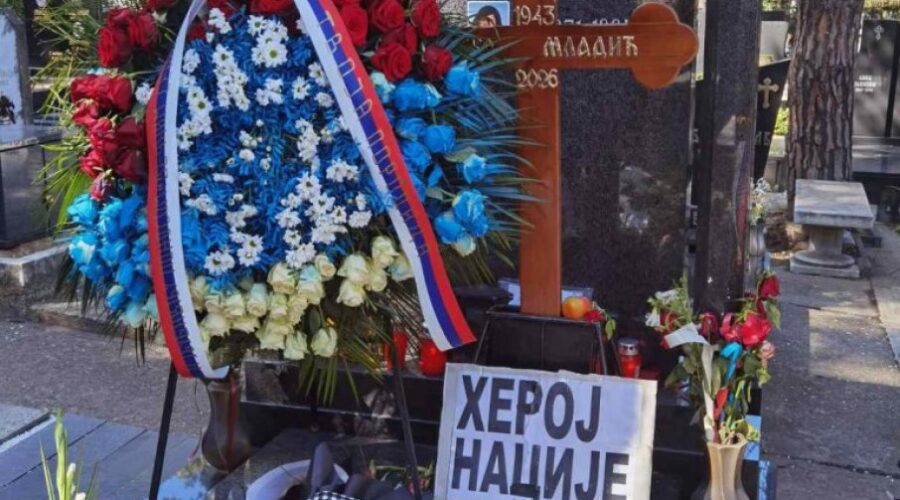 DAN NAKON SAHRANE: Veličanstveni prizori sa groba generala Mladića na Topčideru (VIDEO)