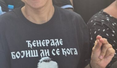 “ĐENERALE, BOJIŠ LI SE KOGA? SAMO BOGA I VIŠE NIKOGA”: Srpski narod se oprašta od Ratka Mladića (FOTO)