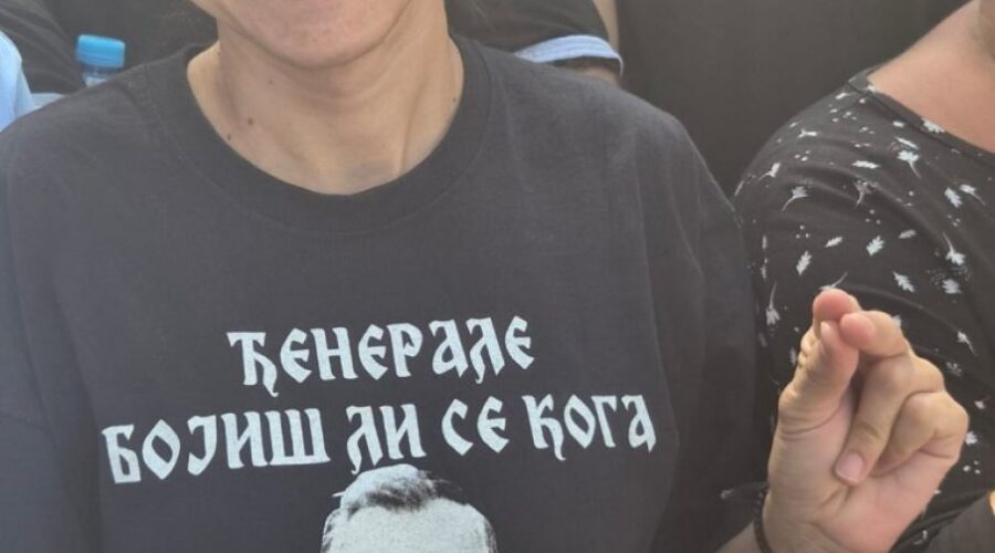 “ĐENERALE, BOJIŠ LI SE KOGA? SAMO BOGA I VIŠE NIKOGA”: Srpski narod se oprašta od Ratka Mladića (FOTO)