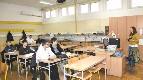 РАСПУСТ ЈЕ ЗВАНИЧНО ГОТОВ: Данас у школске клупе седа 530.000 основаца и 240.000 средњошколаца РАСПУСТ ЈЕ ЗВАНИЧНО ГОТОВ: Данас у школске клупе седа 530.000 основаца и 240.000 средњошколаца