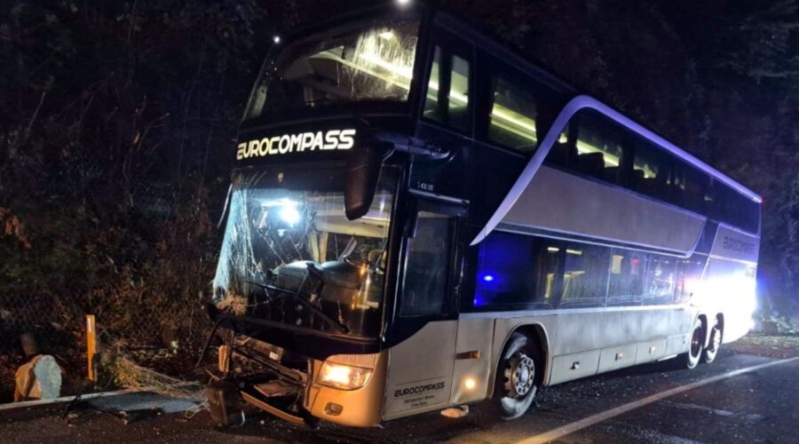Deca hitno prevezena u bolnicu, vođa puta teško povređen! Delovi stene se obrušili na autobus pun osnovaca: Vraćali se sa ekskurzije, deo vozila smrskan (foto, video)