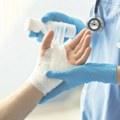 Dečaku (1) skinuli gazu, pa mu odsekli deo prsta! Jeziv nemar lekara, majka deteta iznela šokantne tvrdnje: Ovim predmetom su…