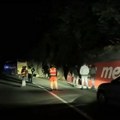 Delovi stene se obrušili na autobus pun dece kod Mojkovca: Mališani hitno prebačeni u bolnicu, povređen i vođa puta (video)…