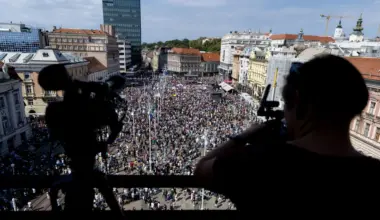 Desetine hiljada ljudi na trgu u Zagrebu: Oštre poruke sa protesta zbog otpada u Lici FOTO VIDEO