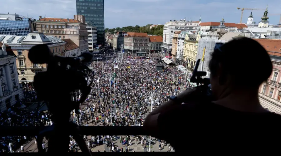 Desetine hiljada ljudi na trgu u Zagrebu: Oštre poruke sa protesta zbog otpada u Lici FOTO VIDEO