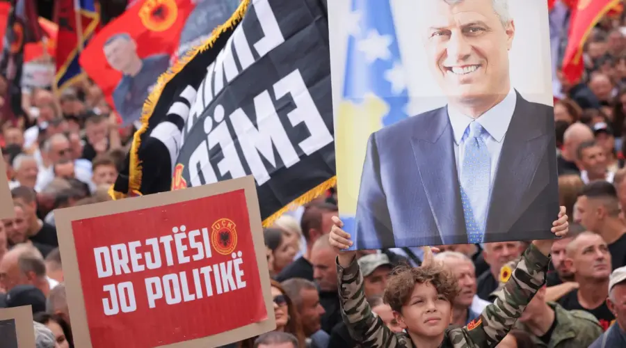 Desetine hiljada ljudi u Prištini pred presudu liderima OVK u Hagu, optuženim za ratne zločine