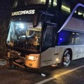 Detalji nesreće u Crnoj Gori: Srpski vozač (52) vraćao đake sa ekskurzije, pa udario u stenu, 5 povređenih