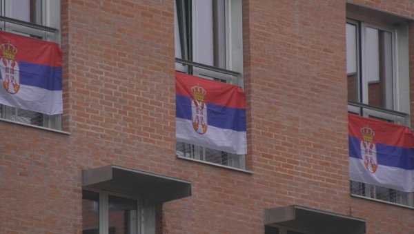 ЧАЧАК У ЗНАКУ СРПСКЕ ЗАСТАВЕ: Дом ученика средњих школа окићен заставама поводом Дана јединства (ФОТО) ЧАЧАК У ЗНАКУ СРПСКЕ ЗАСТАВЕ: Дом ученика средњих школа окићен заставама поводом Дана јединства (ФОТО)