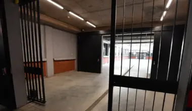 Državljaninu Srbije koji je gurnut u more u Makarskoj 14 dana pritvora: Policija ga tereti za vređanje Hrvatske i veličanje Mladića na mrežama