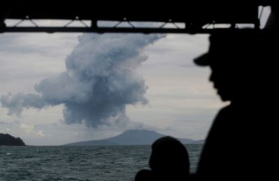 ERUPCIJA ANAK KRAKATAUA ZATVORILA AERODROME: Sedam aerodroma u Indoneziji obustavilo rad zbog vulkanskog pepela!