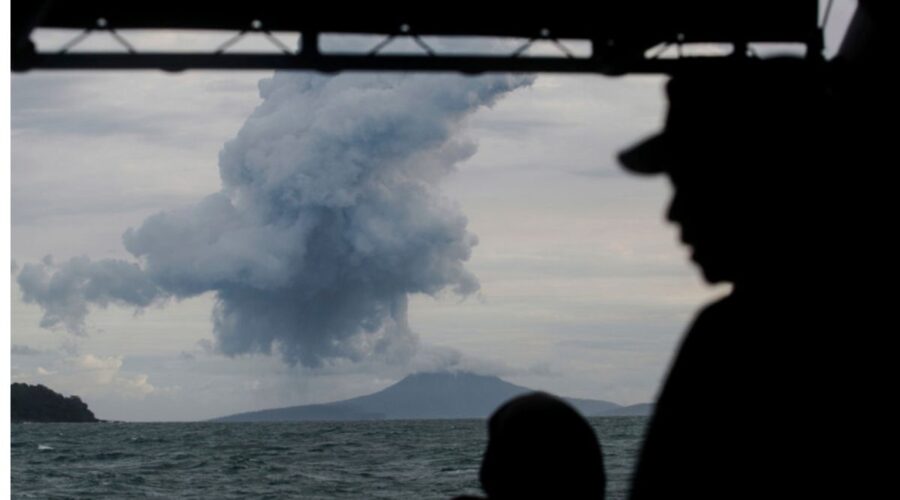 ERUPCIJA ANAK KRAKATAUA ZATVORILA AERODROME: Sedam aerodroma u Indoneziji obustavilo rad zbog vulkanskog pepela!
