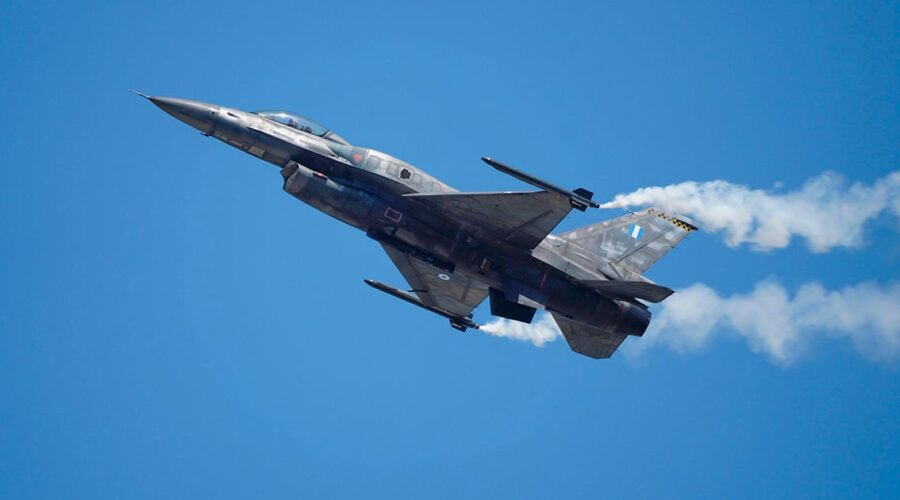 F-16 se srušio i zapalio tokom vežbe u Mičigenu: Sprovedena evakuacija zbog “opasnog hemijskog izlivanja”