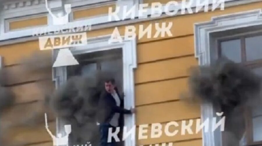 (Foto) Jezivi prizori iz Kijeva: Ljudi u panici kroz prozore beže ispred plamena koji guta zgradu