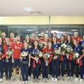 (Foto) Lep gest srpskih odbojkaša: Cvećem dočekali reprezentativke po povratku u Beograd