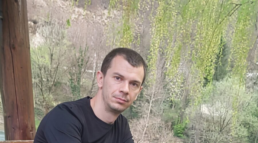 (Foto) Ovo je vozač koji je pokosio troje dece! Pijan se zakucao u potporni zid, svi mališani ostali bez desne potkolenice
