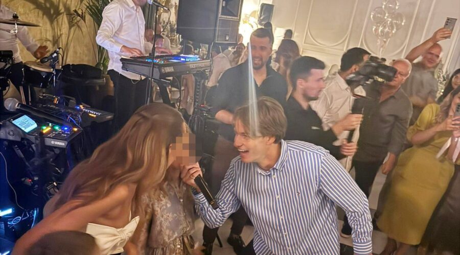 (Foto) Prija plesala sa malim Aleksandrom dok je Jakov pevao “Ja volim”, a onda je Aco Pejović ukrstio glas sa mlađim kolegom i svi su poskakali