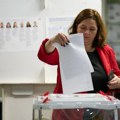 (Foto) Prvi parlamentarni izbori u Rusiji od početka rata u Ukrajini: Izlaznost prvog dana glasanja premašila 25 odsto