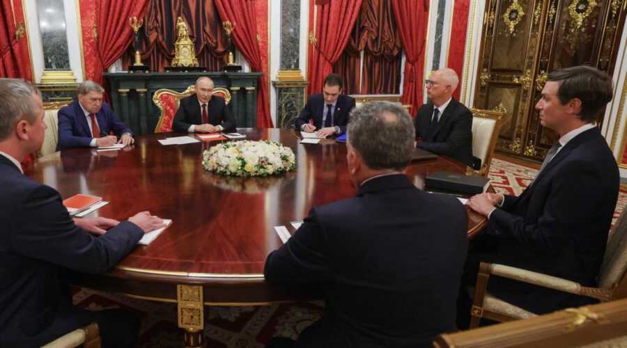 (Foto) “Šta god budete radili u Kijevu kad odete odavde…” Putin dočekao Trampove izaslanike, razgovor trajao tri sata, a ovo je bila glavna tema