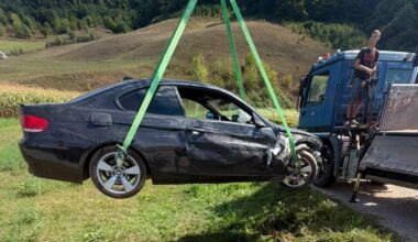 (Foto) Teška nesreća na ulazu u Guču! Auto završio na njivi posle sudara, aktivirana dizalica: Sumnja se da je ovo uzrok, ima povređenih