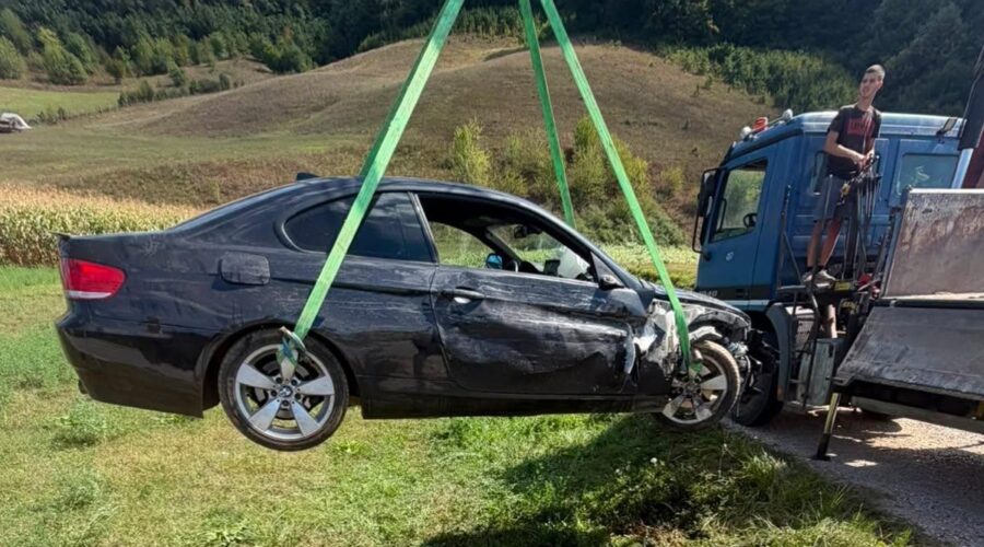 (Foto) Teška nesreća na ulazu u Guču! Auto završio na njivi posle sudara, aktivirana dizalica: Sumnja se da je ovo uzrok, ima povređenih